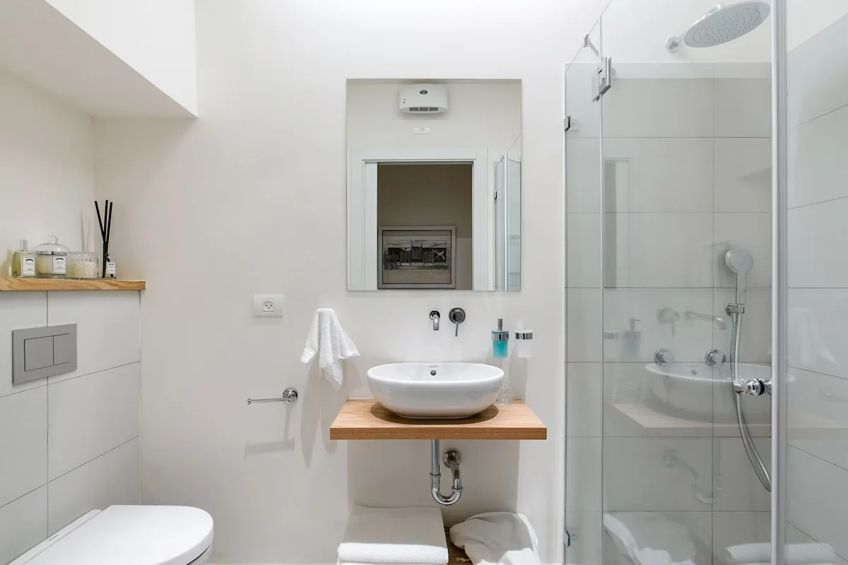 Full bathroom 1